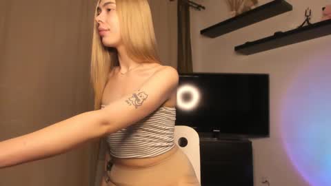 Snapshot of lilith_blond chatting on January 6, 5:41 am lilith_blond online show from January 6, 5:41 am