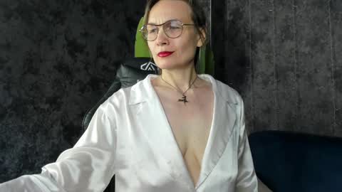 lillian_white1 online show from April 28, 1:14 am
