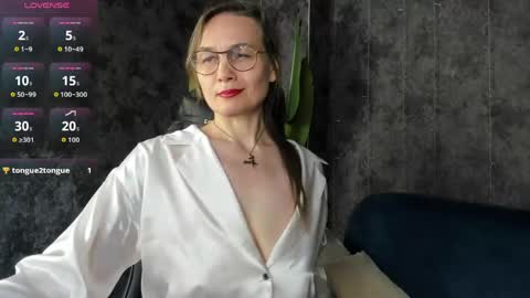 lillian_white1 online show from April 28, 2:27 am
