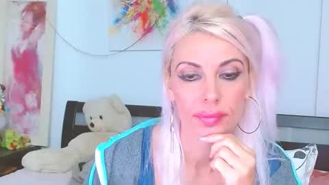 Snapshot of lillianasara chatting on October 9, 3:10 am Lara online show from October 9, 3:10 am