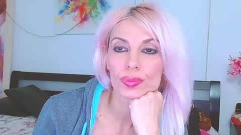 Snapshot of lillianasara chatting on February 24, 6:14 am Lara online show from February 24, 6:14 am