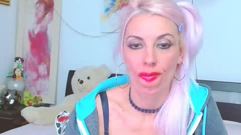 Snapshot of lillianasara chatting on October 1, 3:55 am Lara online show from October 1, 3:55 am