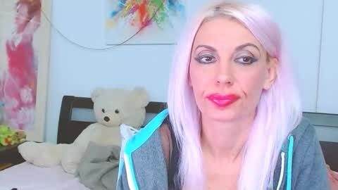 Snapshot of lillianasara chatting on October 4, 2:28 am Lara online show from October 4, 2:28 am