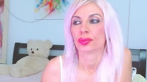 Snapshot of lillianasara chatting on October 15, 4:26 am Lara online show from October 15, 4:26 am