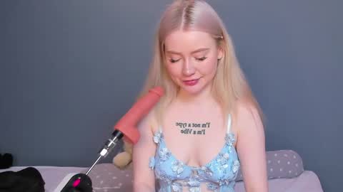 lillie_berry online show from April 22, 5:04 am