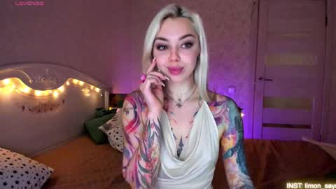 LilliMoore online show from April 21, 1:42 am