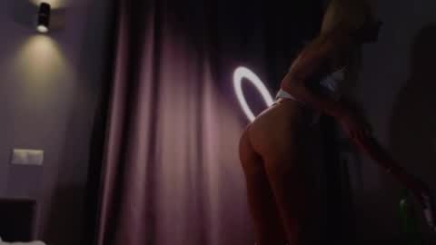 lilly_lux online show from April 26, 3:10 pm