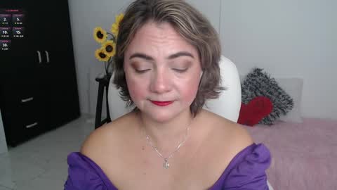 Snapshot of lilly_milf chatting on February 21, 12:17 pm Lilly online show from February 21, 12:17 pm