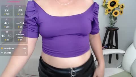 Snapshot of lilly_milf chatting on October 25, 3:52 pm Lilly online show from October 25, 3:52 pm