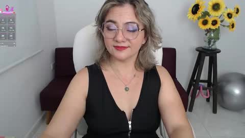 Snapshot of lilly_milf chatting on September 14, 2:48 pm Lilly online show from September 14, 2:48 pm