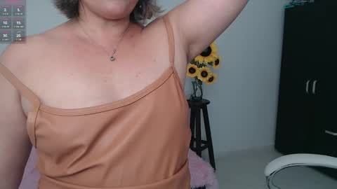 Snapshot of lilly_milf chatting on December 23, 3:50 am Lilly online show from December 23, 3:50 am