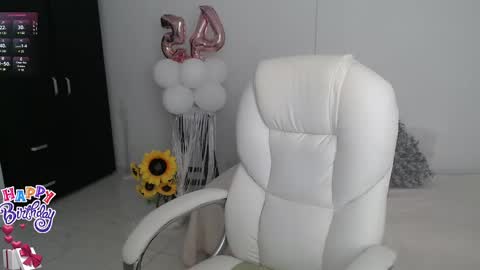 Snapshot of lilly_milf chatting on January 21, 11:45 pm Lilly online show from January 21, 11:45 pm