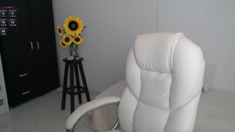 Snapshot of lilly_milf chatting on March 6, 12:52 pm Lilly online show from March 6, 12:52 pm