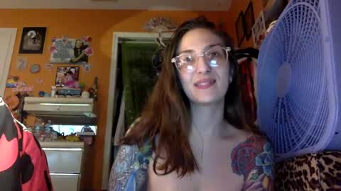 hi guys im back on here 3 online show from October 6, 8:24 pm