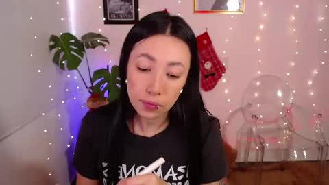 Snapshot of lily_evans_ chatting on December 3, 9:34 pm just lily online show from December 3, 9:34 pm