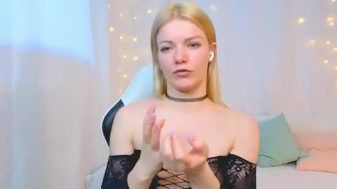 lilydavisss online show from April 24, 2:47 am