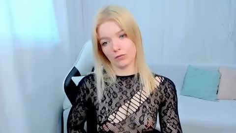 lilydavisss online show from April 9, 6:19 am