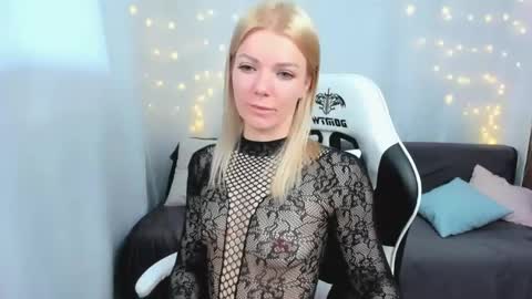 lilydavisss online show from April 21, 2:26 am