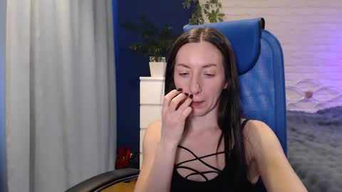Snapshot of lilymellow chatting on October 15, 5:43 am Lily online show from October 15, 5:43 am