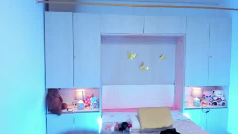 lilywhitee1 online show from April 25, 4:37 am