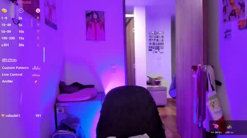 Giggles  online show from February 26, 11:15 pm