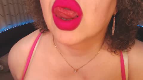 Snapshot of lipsaddiction chatting on February 1, 11:27 pm LIpsAddiction online show from February 1, 11:27 pm