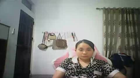 lisa_hanw online show from April 26, 1:31 pm