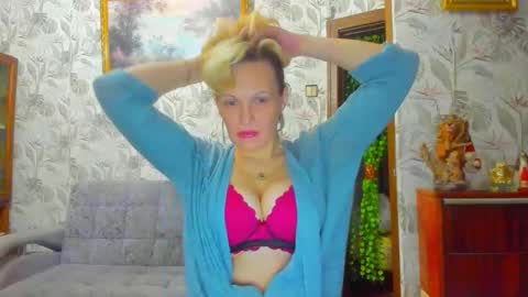 Lisasimsxs online show from February 15, 11:48 pm