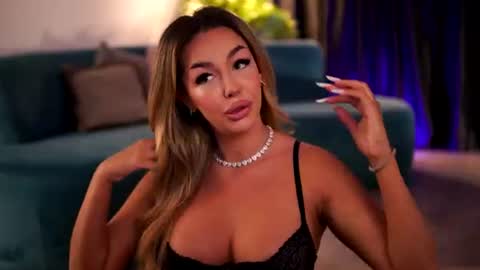LisetteLuxe online show from June 8, 7:25 pm