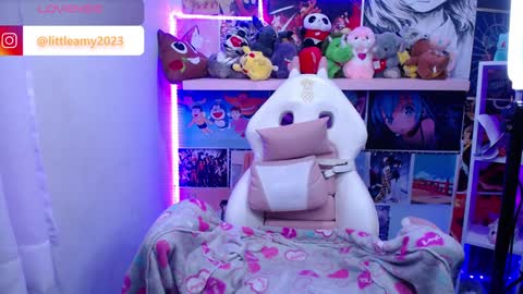 Snapshot of little__amy_ chatting on December 17, 10:54 pm AMY online show from December 17, 10:54 pm