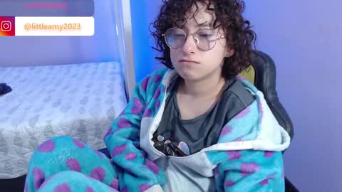 Snapshot of little__amy_ chatting on January 22, 9:02 am AMY online show from January 22, 9:02 am