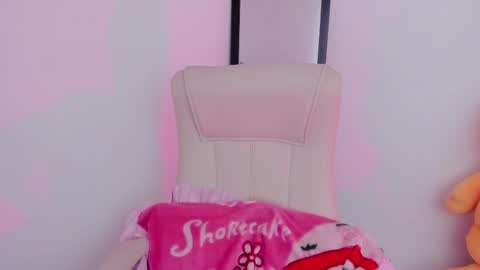 Snapshot of little_eli chatting on March 4, 7:11 pm Help me reach 100 likes online show from March 4, 7:11 pm