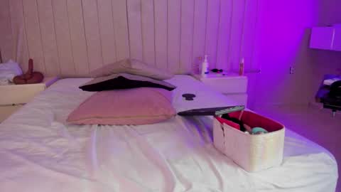 im olivia IG littleolivia01 online show from December 4, 12:51 pm