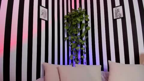 Liz  online show from November 21, 4:31 pm