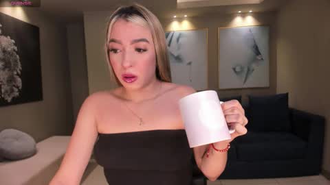 Snapshot of lizzcooper_ chatting on October 8, 3:55 am Lizz online show from October 8, 3:55 am