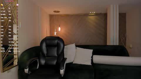 Snapshot of lizzhamilton_ chatting on October 16, 10:12 pm Lizzi online show from October 16, 10:12 pm