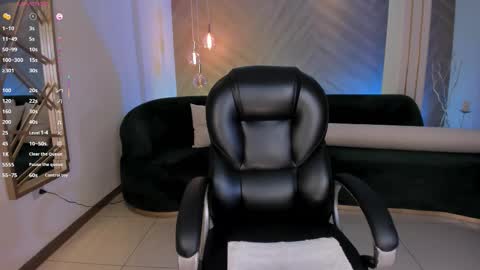 Snapshot of lizzhamilton_ chatting on October 15, 10:01 pm Lizzi online show from October 15, 10:01 pm