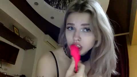 lllallllallla online show from January 15, 9:51 pm