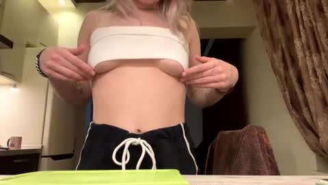 lllallllallla online show from December 15, 4:04 pm