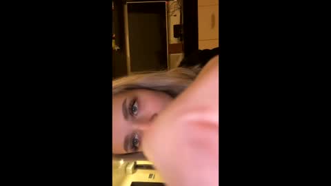 lllallllallla online show from December 30, 9:50 pm