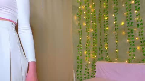 llovelymia online show from May 17, 2:44 am