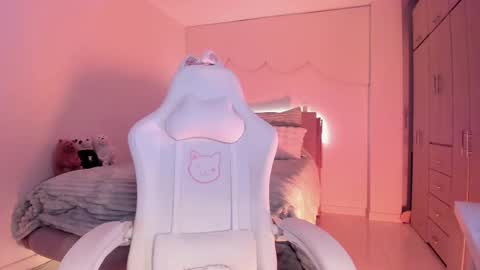 Snapshot of lm_kloeeh chatting on October 31, 10:03 pm Kloe see you 28-11 to celebrate my birthday online show from October 31, 10:03 pm