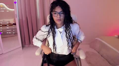 Snapshot of lm_kloeeh chatting on January 21, 11:13 pm Kloe see you 28-11 to celebrate my birthday online show from January 21, 11:13 pm