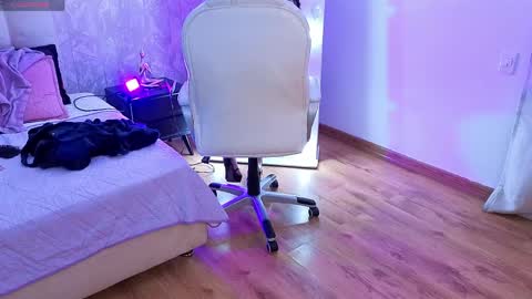 Lola  online show from April 27, 3:20 pm