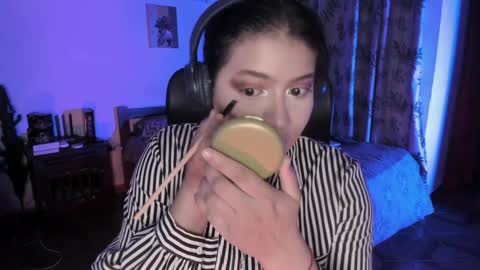 Snapshot of lolaasmith_21 chatting on December 17, 10:54 pm lolaasmith_21 online show from December 17, 10:54 pm