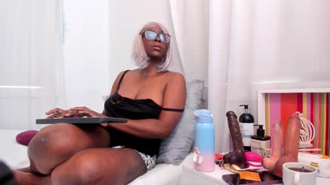 Snapshot of lolajenkiins chatting on September 17, 12:47 pm lola online show from September 17, 12:47 pm