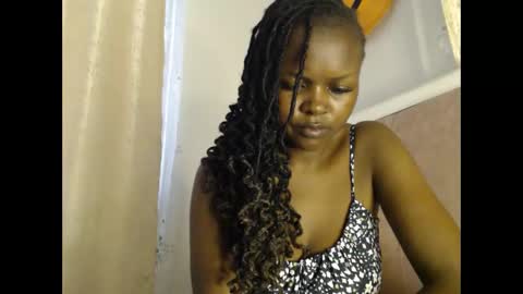 lolamia7 online show from February 4, 7:00 am