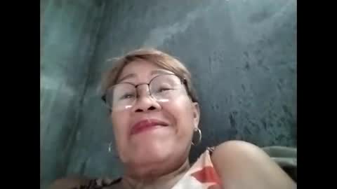 Snapshot of lolamommie chatting on October 16, 8:06 am tey online show from October 16, 8:06 am
