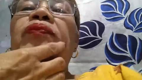 Snapshot of lolamommie chatting on February 12, 12:22 pm tey online show from February 12, 12:22 pm