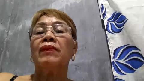 Snapshot of lolamommie chatting on February 6, 11:15 pm tey online show from February 6, 11:15 pm